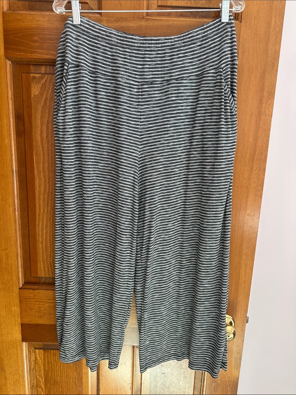 Democracy Women’s Black & White Striped Wide-Leg Knit Capri 22 inch inseam